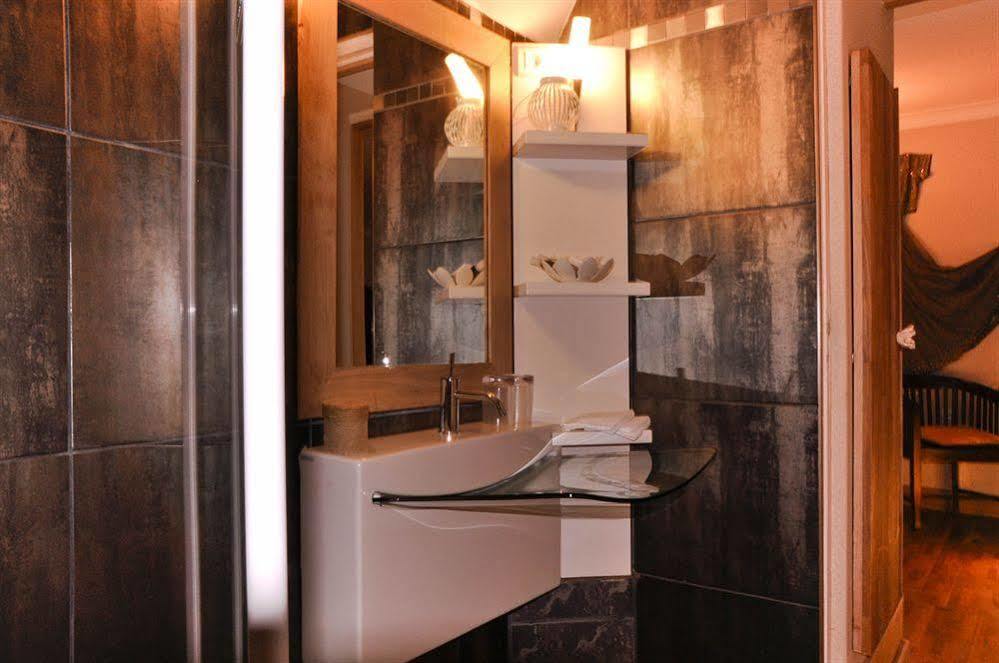 Hostellerie De La Maronne Saint-Martin-Valmeroux Habitación foto